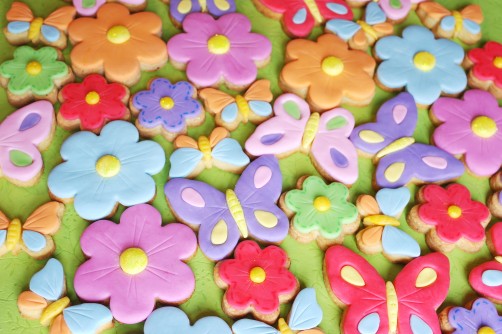E allora ecco dei biscotti a forma di fiore e farfalle decorati in pasta di